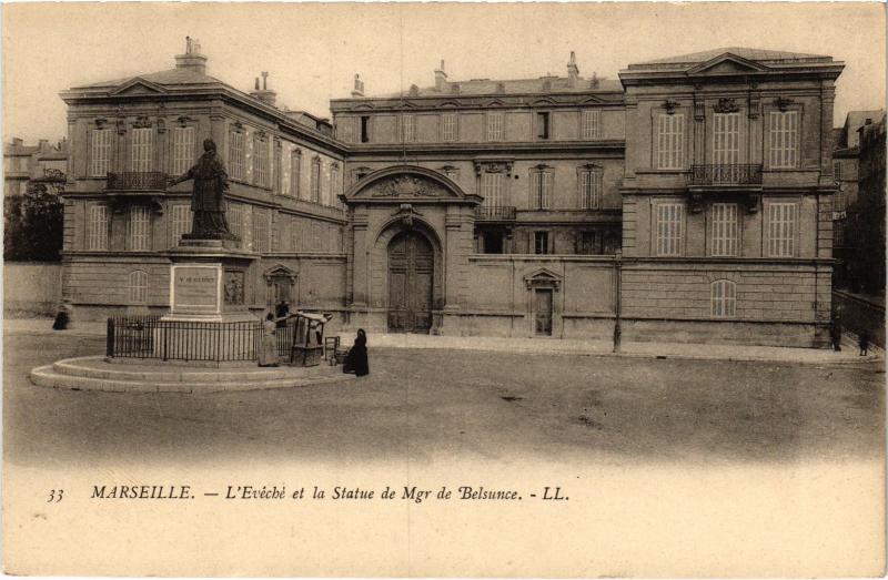 Carte postale ancienne Marseille Eveche et la Statue de Mgr de Belsunce à Marseille