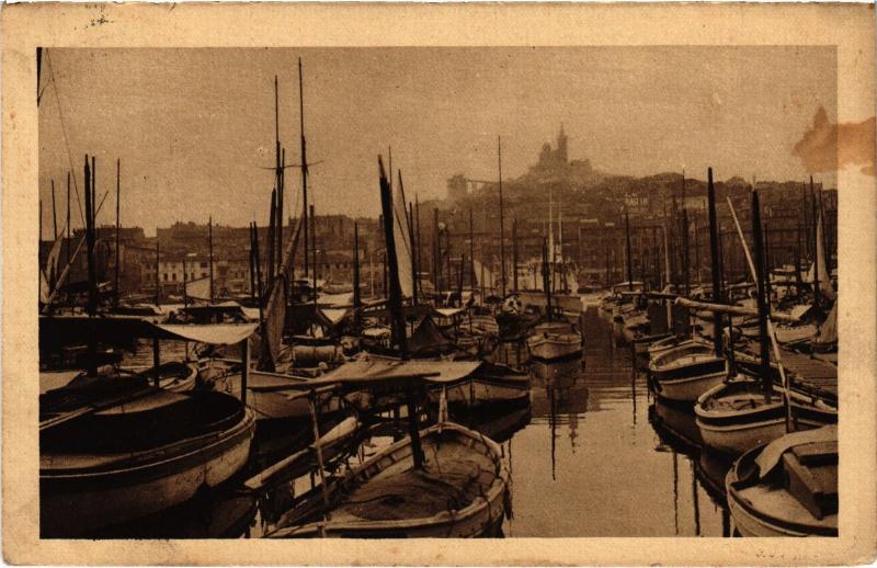 Carte postale ancienne Marseille le port Notre Dame de la Garde à Marseille