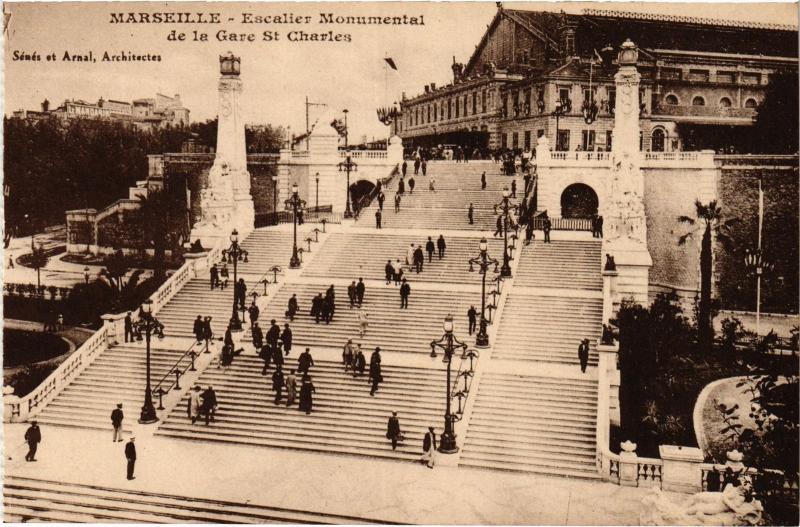 Carte postale ancienne Marseille Escalier Monumental de la Gare Saint-Charles à Arles