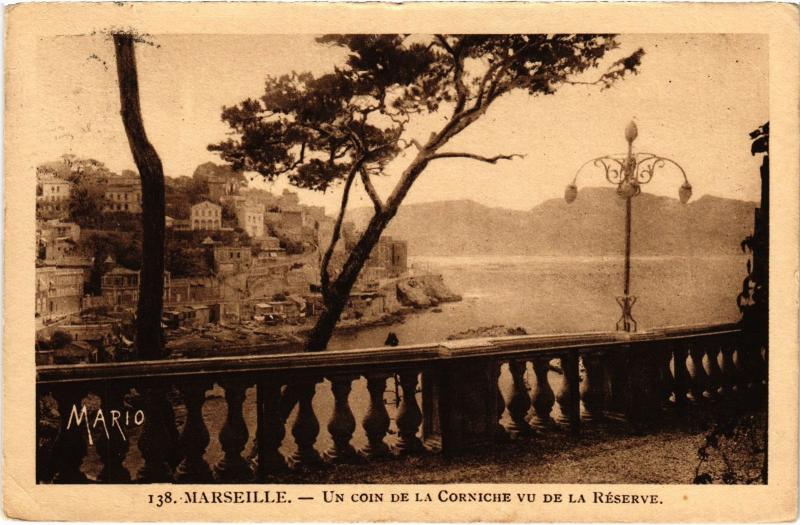 Carte postale ancienne Marseille un coin de la Corniche à Marseille
