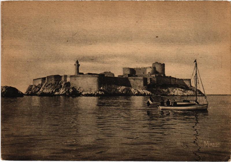 Carte postale ancienne Marseille le port et Notre Dame de la Garde à Marseille