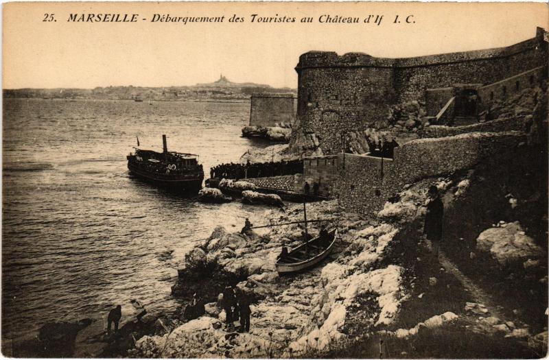 Carte postale ancienne Marseille Debarquement des Touristes au Chateau d'If à Marseille