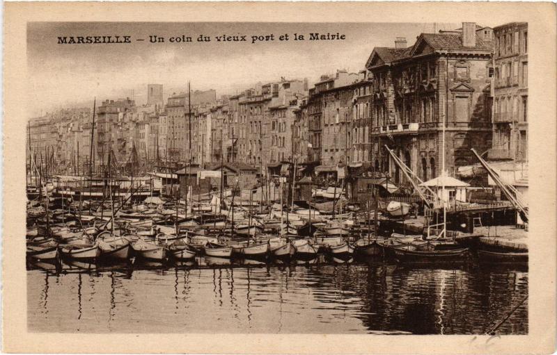 Carte postale ancienne Marseille un coin du port et la Mairie à Marseille