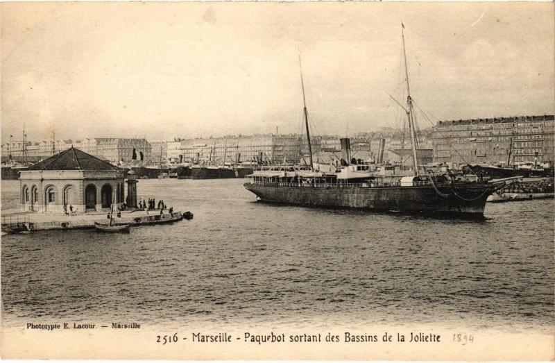 Carte postale ancienne Marseille Paquebot sortant des Bassins de la Joliette à Marseille