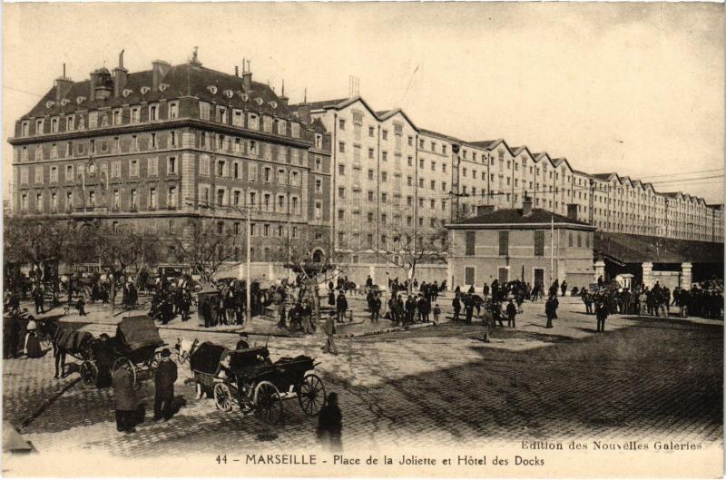 Carte postale ancienne Marseille Place de la Joliette Hotel des Docks à Marseille