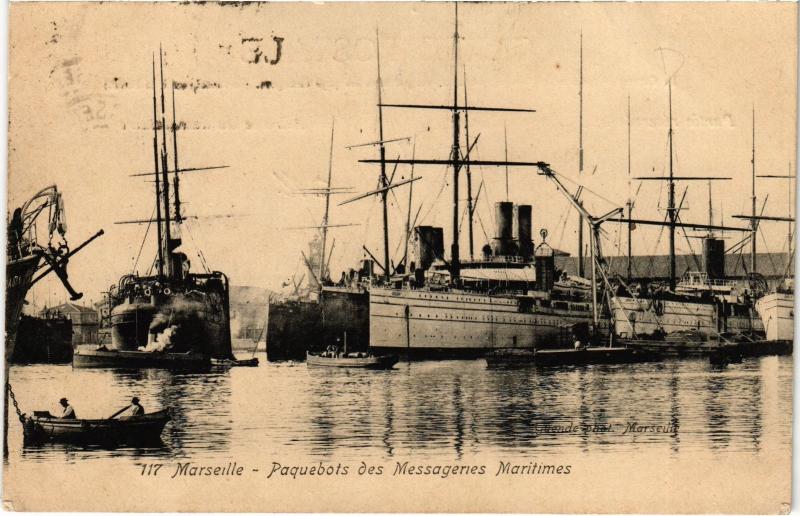Carte postale ancienne Marseille Paquebots des Messageries Maritimes à Marseille