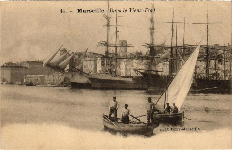 Carte postale ancienne Marseille Dans le vieux port à Marseille