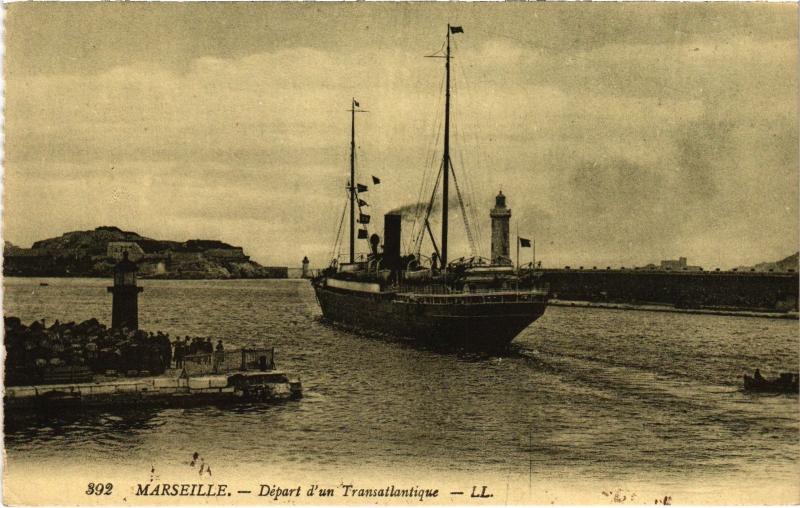 Carte postale ancienne Marseille Depart d'un Transatlantique à Marseille