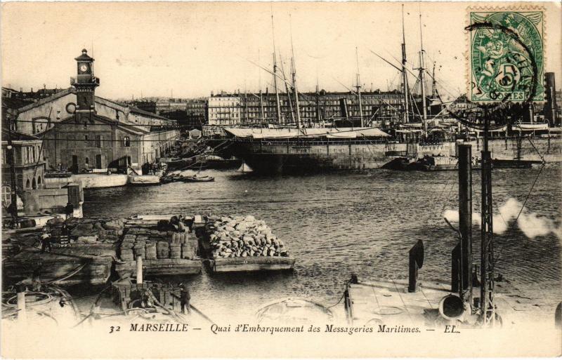 Carte postale ancienne Marseille Quai d'Embarquement des Messageries Maritimes à Marseille