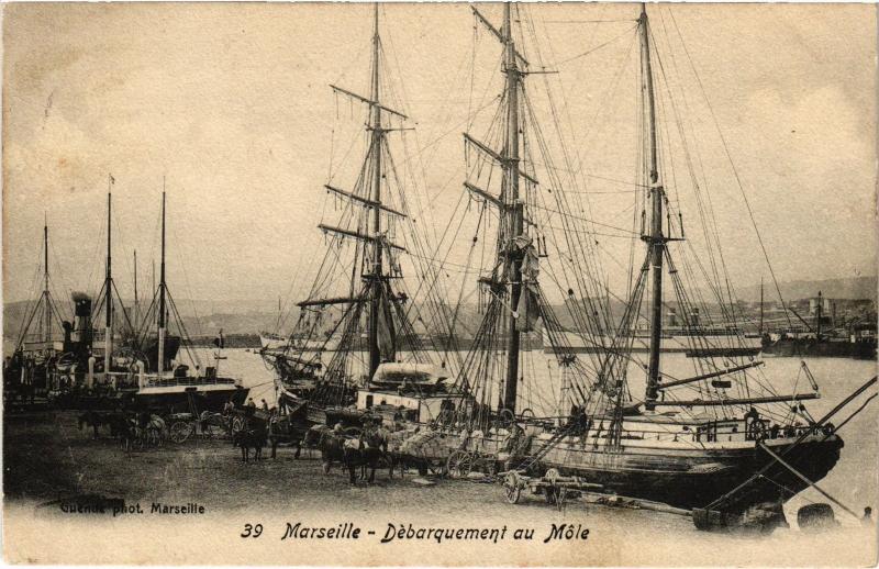 Carte postale ancienne Marseille Debarquement au Mole à Marseille