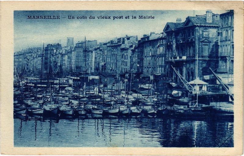 Carte postale ancienne Marseille un coin du port et la Mairie à Marseille