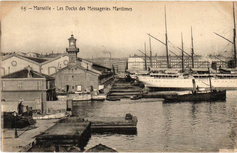 Carte postale ancienne Marseille Docks des Messageries Maritimes à Marseille