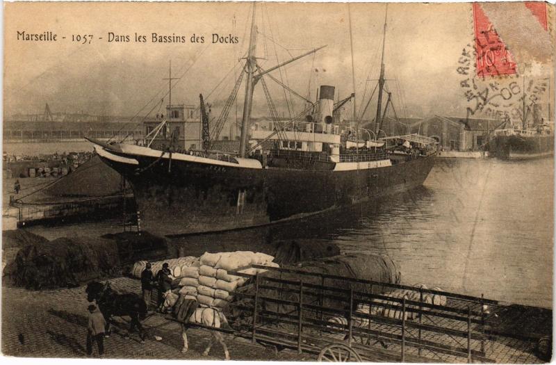 Carte postale ancienne Marseille Dans les Bassins des Docks à Marseille