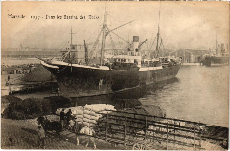 Carte postale ancienne Marseille Dans les Bassins des Docks à Marseille