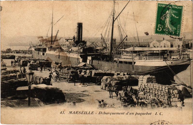 Carte postale ancienne Marseille Debarquement d'un paquebot à Marseille