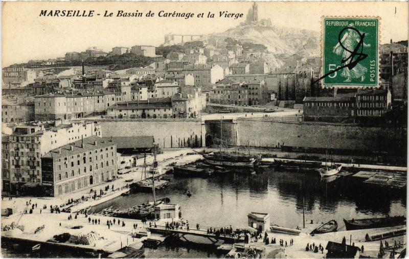 Carte postale ancienne Marseille Bassin de Carenage et la Vierge à Marseille