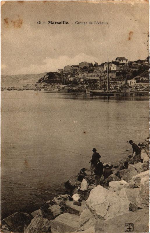 Carte postale ancienne Marseille Groupe de Pecheurs à Marseille