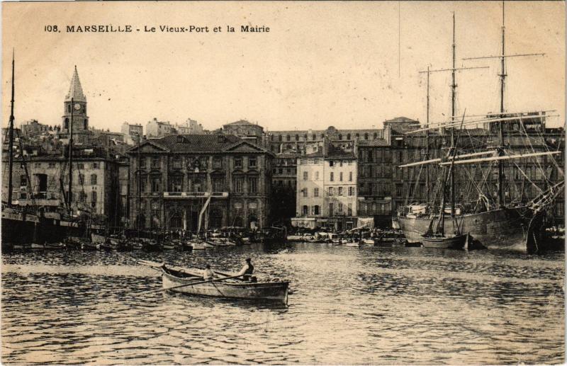 Carte postale ancienne Marseille le port et la Mairie à Marseille