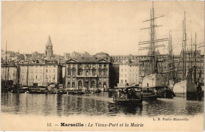 Carte postale ancienne Marseille le port et la Mairie à Marseille