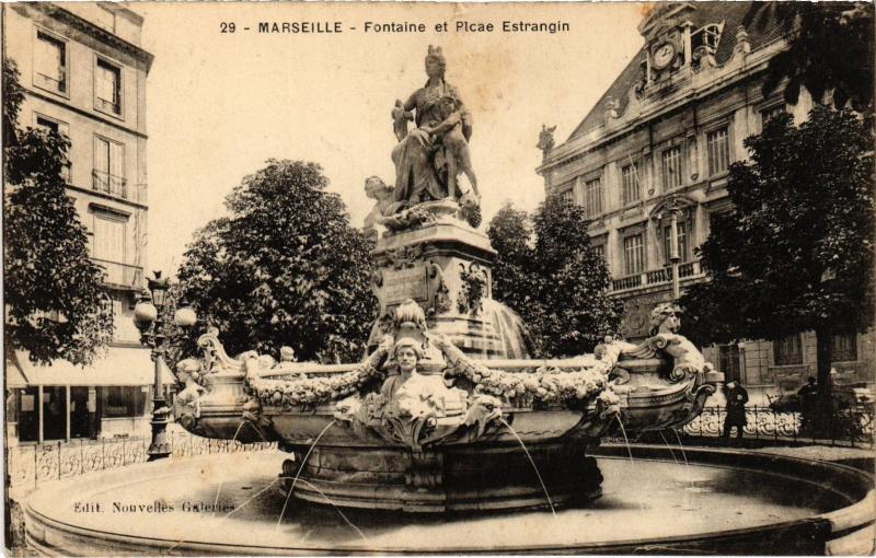 Carte postale ancienne Marseille Fontaine et Place Estrangin à Marseille