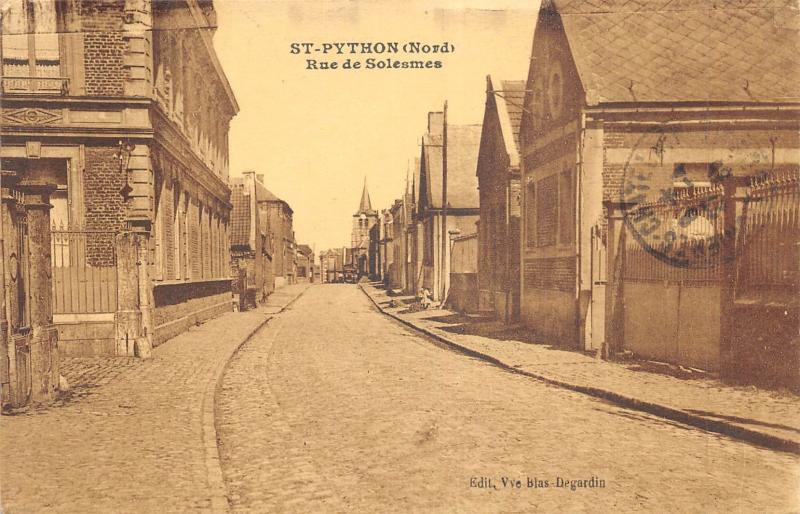 Carte postale ancienne Saint Python - Rue De Solesmes à Saint-Python