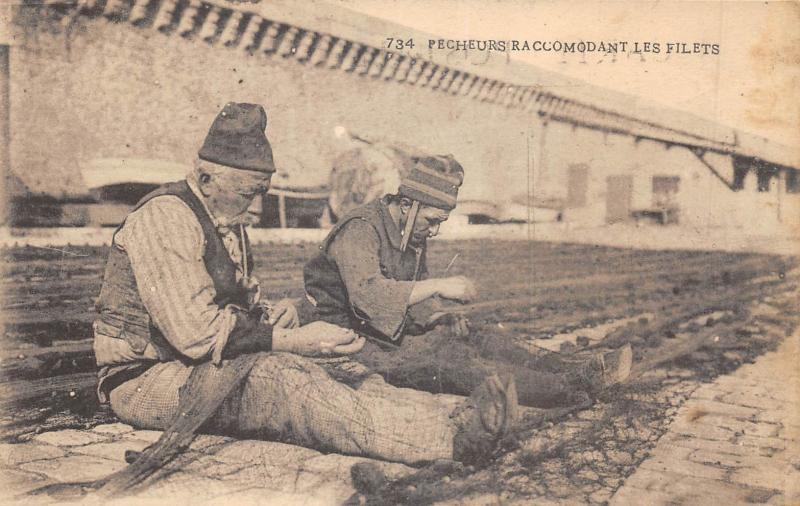 Carte postale ancienne Marseille - Pecheurs Raccommodant Les Filets à Marseille