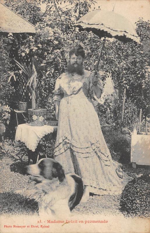 Carte postale ancienne Thaon Les Vosges - Femme A Barbe - Madame Delait En Promenade