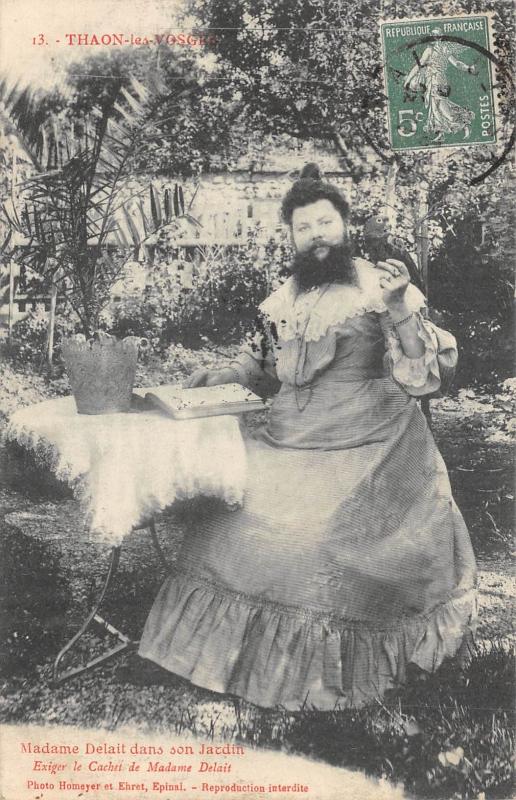 Carte postale ancienne Thaon Les Vosges - Femme A Barbe - Madame Delait Dans Son Jardin