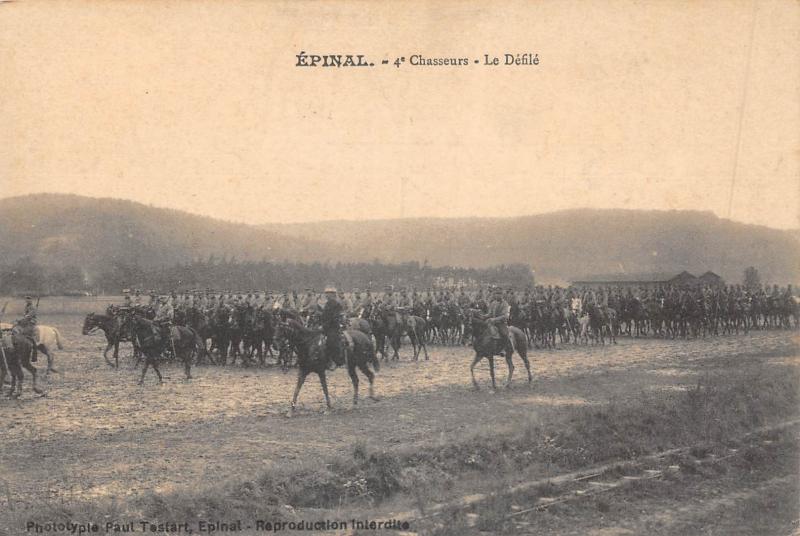 Carte postale ancienne Epinal - 4e Chasseurs - Le Defile - cpa rare à Épinal