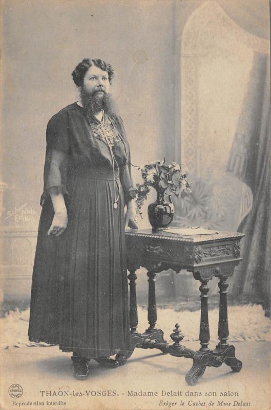 Carte postale ancienne Thaon Les Vosges - Femme A Barbe - Madame Delait Dans Son Salon