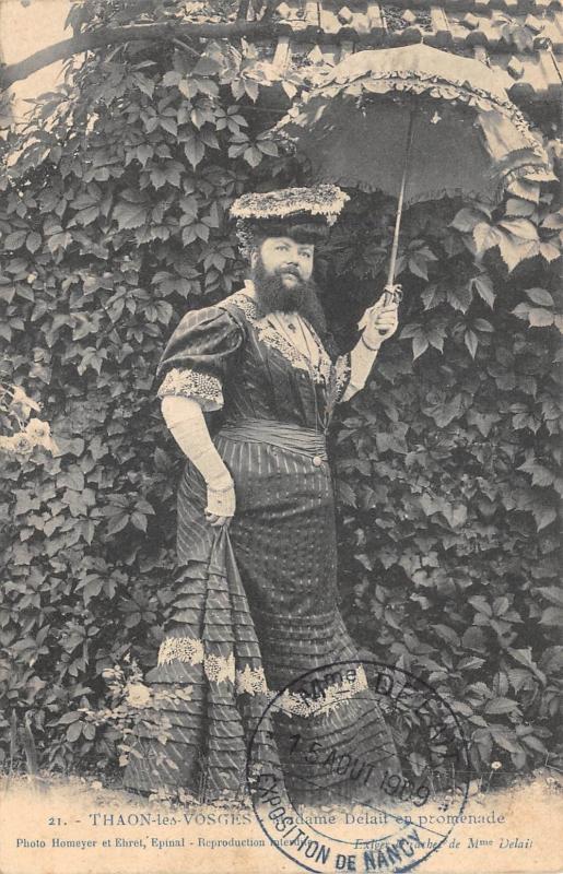 Carte postale ancienne Thaon Les Vosges - Madame Delait - Femme A Barbe - En Promenade