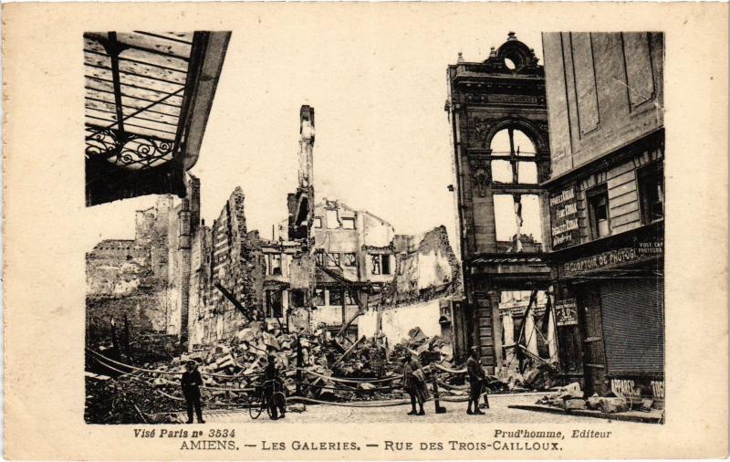 Carte postale ancienne Amiens Rue des Trois Cailloux à Amiens
