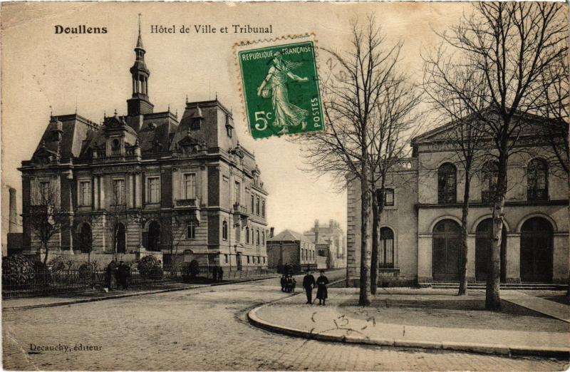 Carte postale ancienne Doullens Hotel de Ville et Tribunal à Doullens