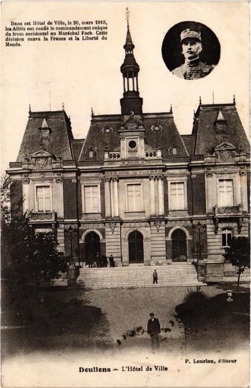 Carte postale ancienne Doullens Hotel de Ville à Doullens
