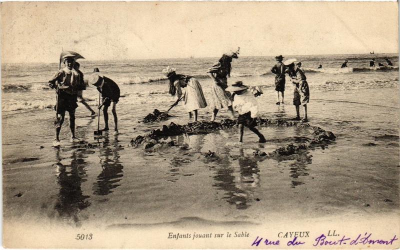 Carte postale ancienne Cayeux enfants jouant sur le Sable