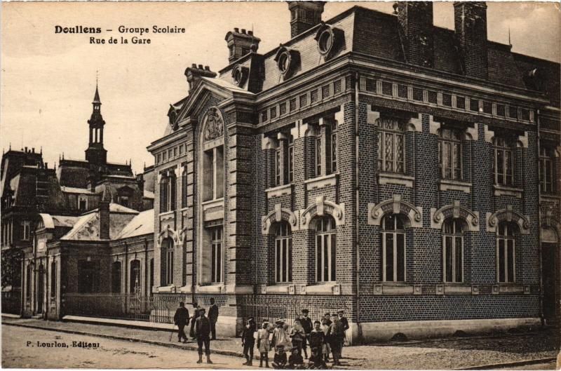 Carte postale ancienne Doullens Rue de la Gare à Doullens