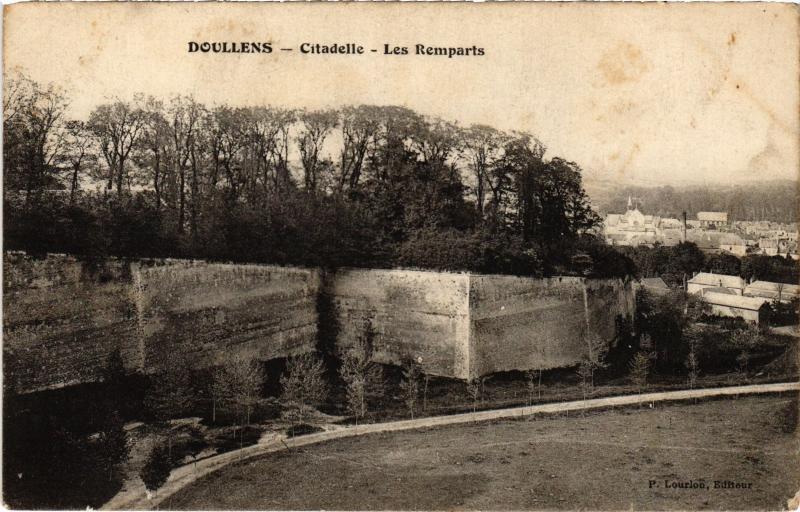 Carte postale ancienne Doullens Citadelle les Remparts à Doullens