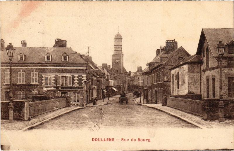 Carte postale ancienne Doullens Rue du Bourg à Doullens
