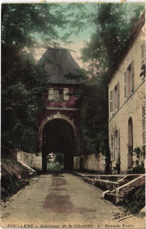 Carte postale ancienne Doullens interieur de la Citadelle à Doullens
