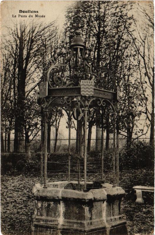 Carte postale ancienne Doullens Puits du Musee à Doullens