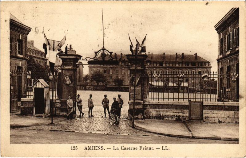 Carte postale ancienne Amiens Caserne Friant à Amiens