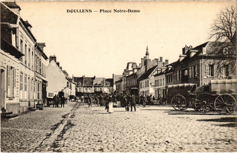 Carte postale ancienne Doullens Place Notre Dame à Doullens