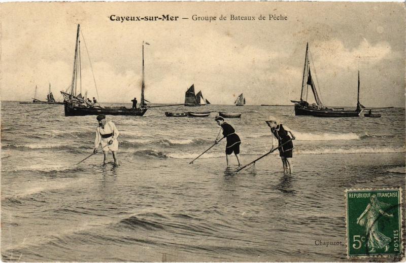 Carte postale ancienne Cayeux Groupe de Bateaux de Peche