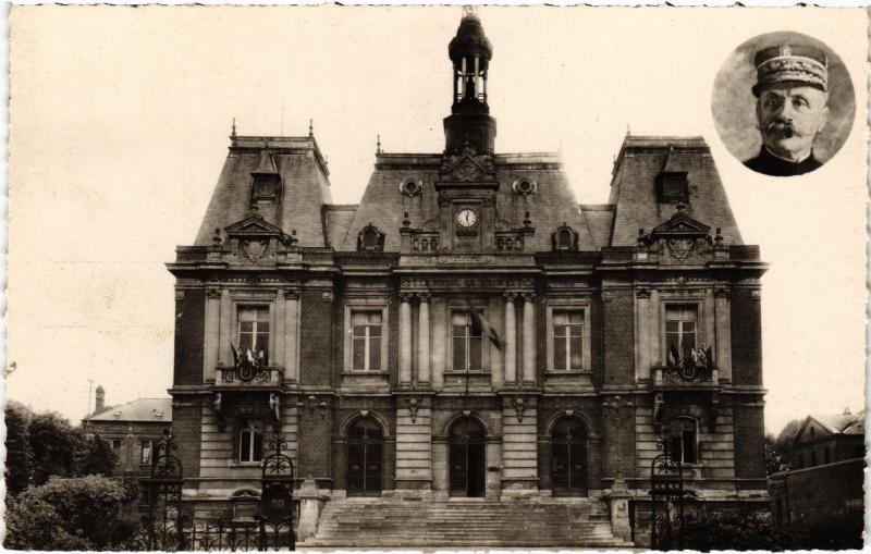 Carte postale ancienne Doullens Hotel de Ville à Doullens