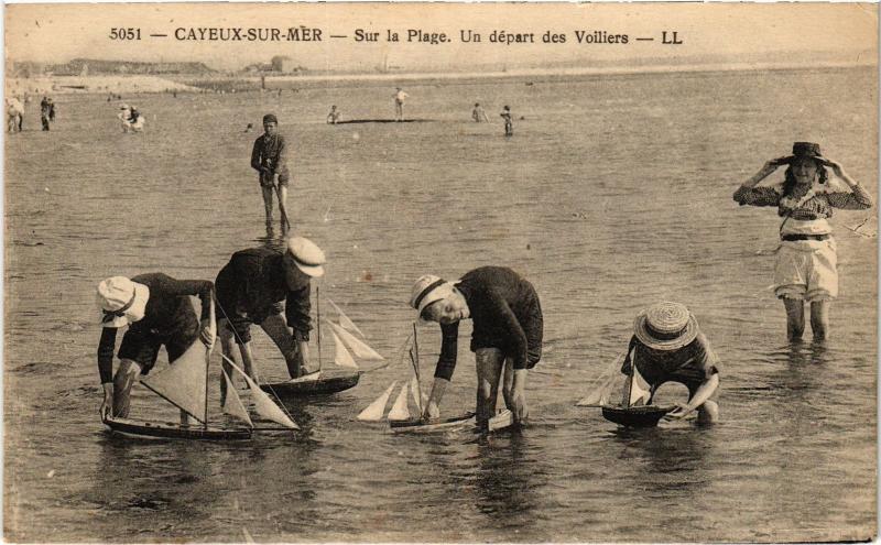 Carte postale ancienne Cayeux un depart des Voiliers