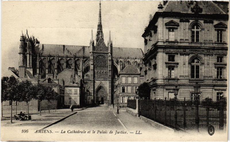 Carte postale ancienne Amiens la cathedrale Palais de Justice à Amiens