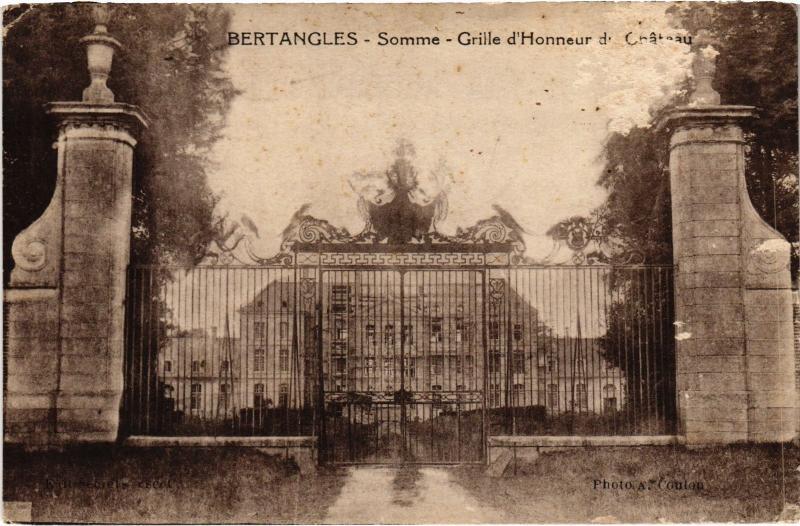 Carte postale ancienne Bertangles Grille d'Honneur du chateau à Bertangles