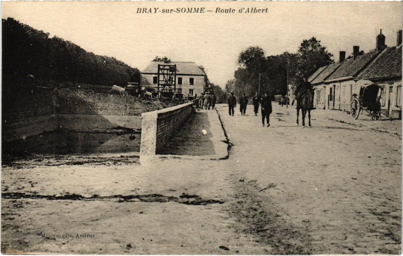 Carte postale ancienne Bray sur Somme Route d'Albert à Albert