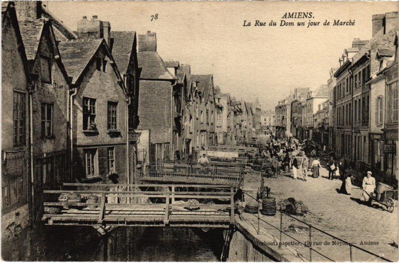 Carte postale ancienne Amiens Rue du Dom un jour de marche à Amiens