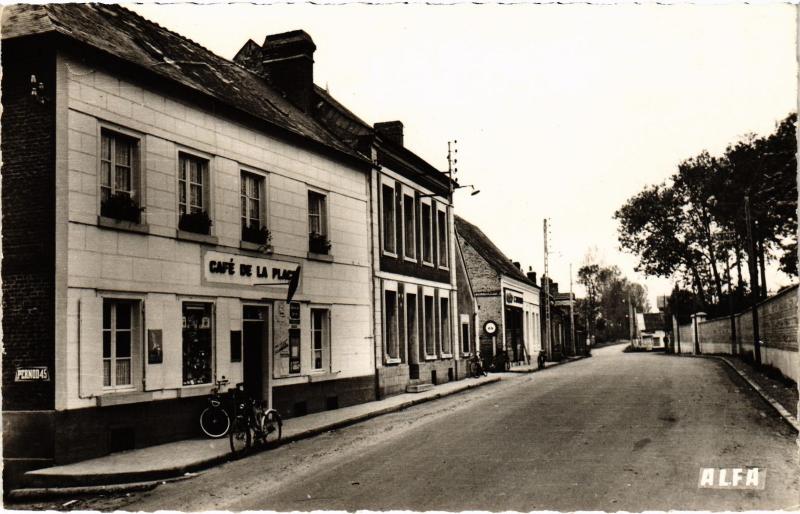 Carte postale ancienne Beauchamps Cafe de la Place à Beauchamps